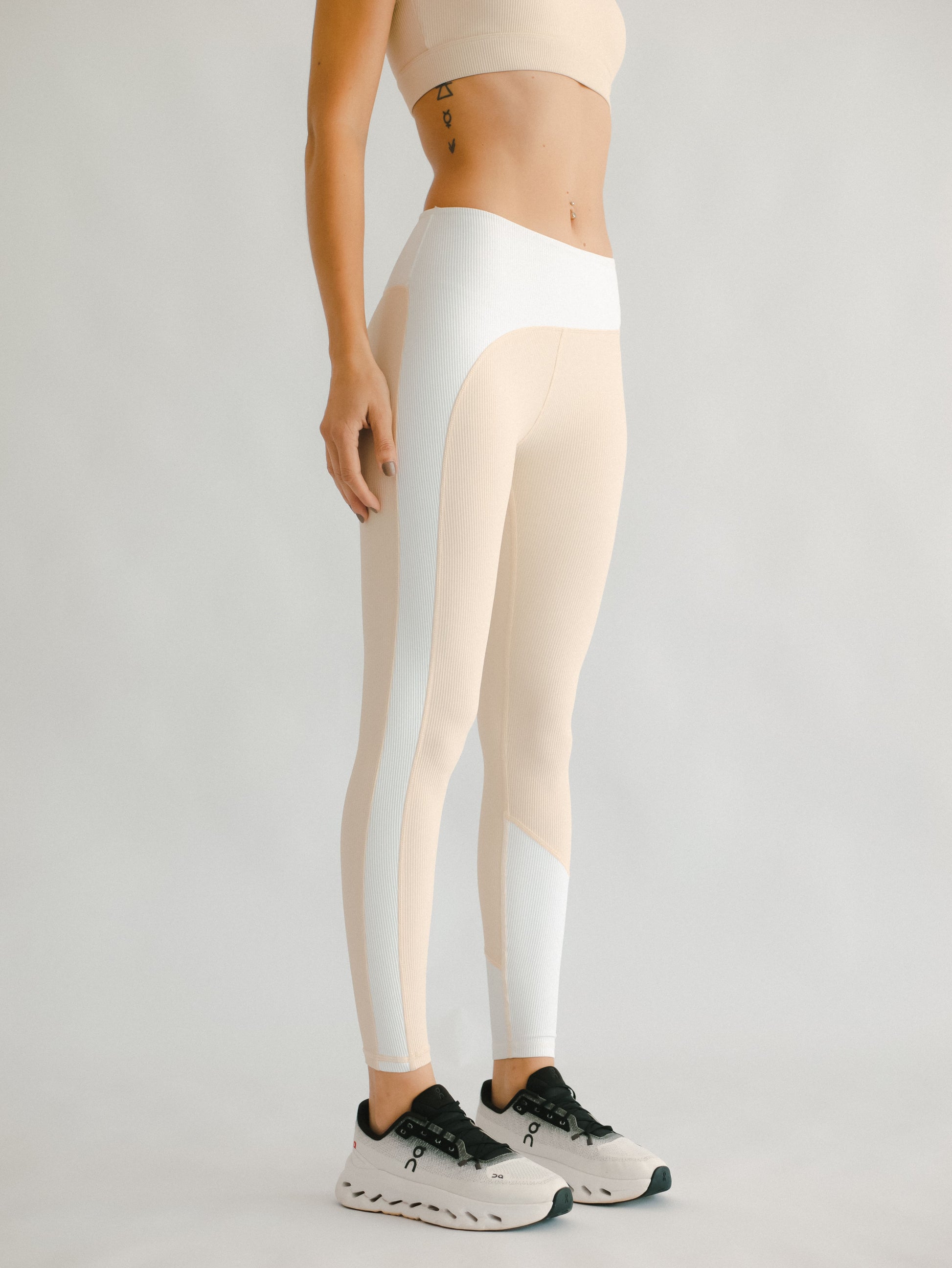 leggings crema y top mujer Mollter Perú