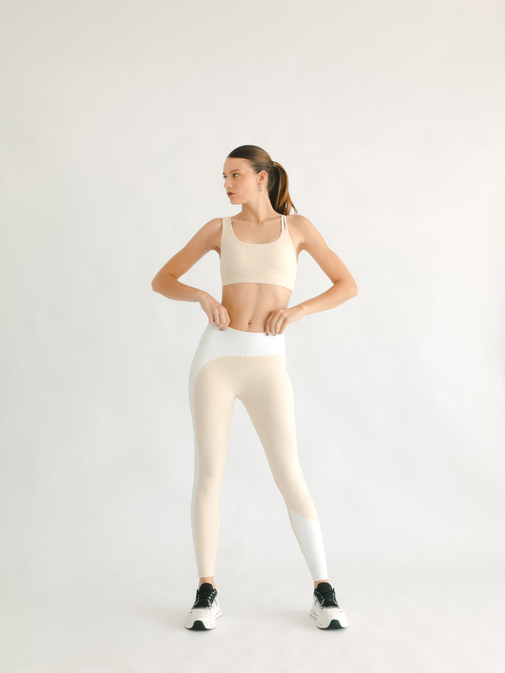 ropa sostenible mujer estilo relajado crema