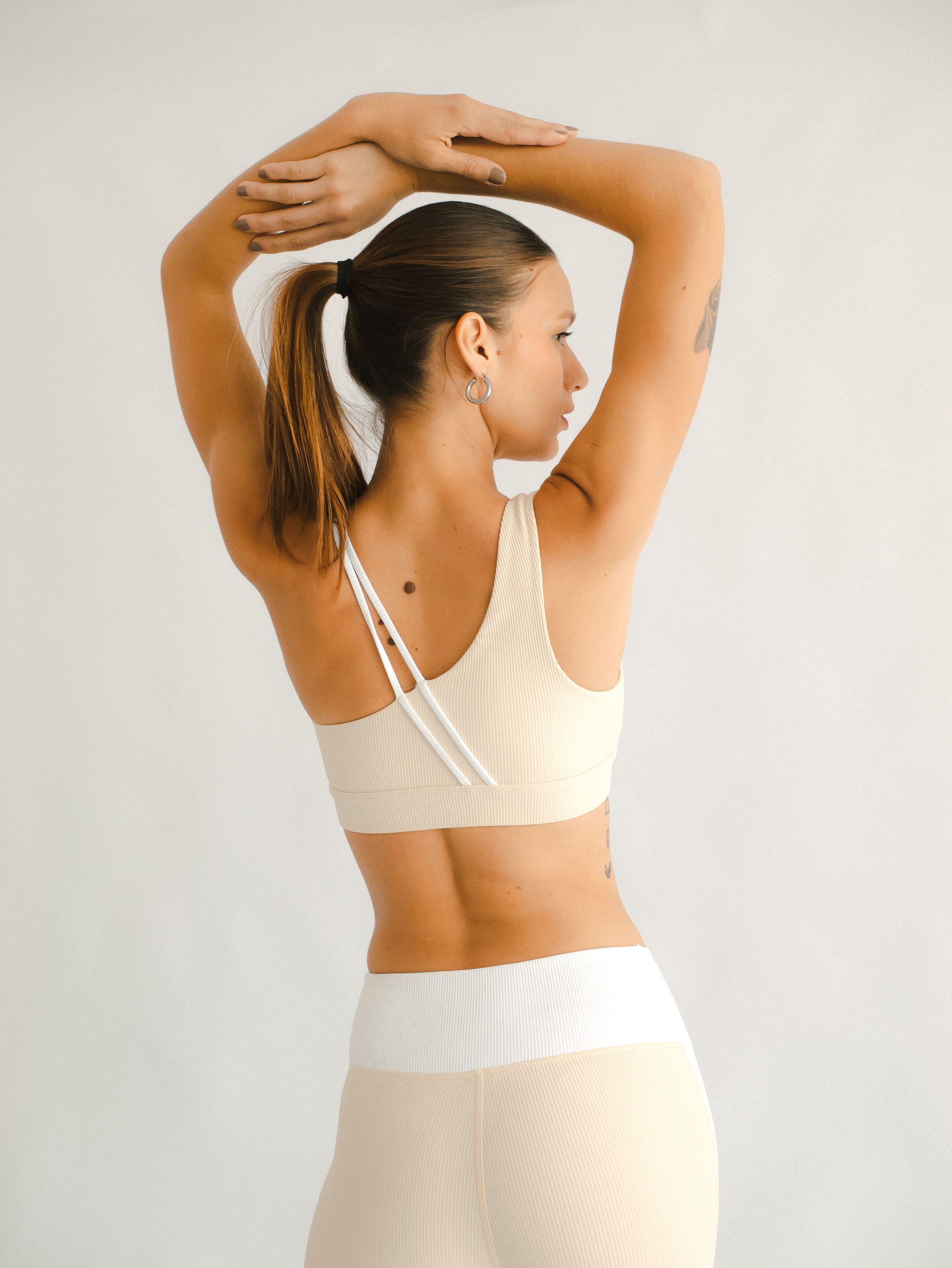 conjunto minimalista deportivo mujer crema