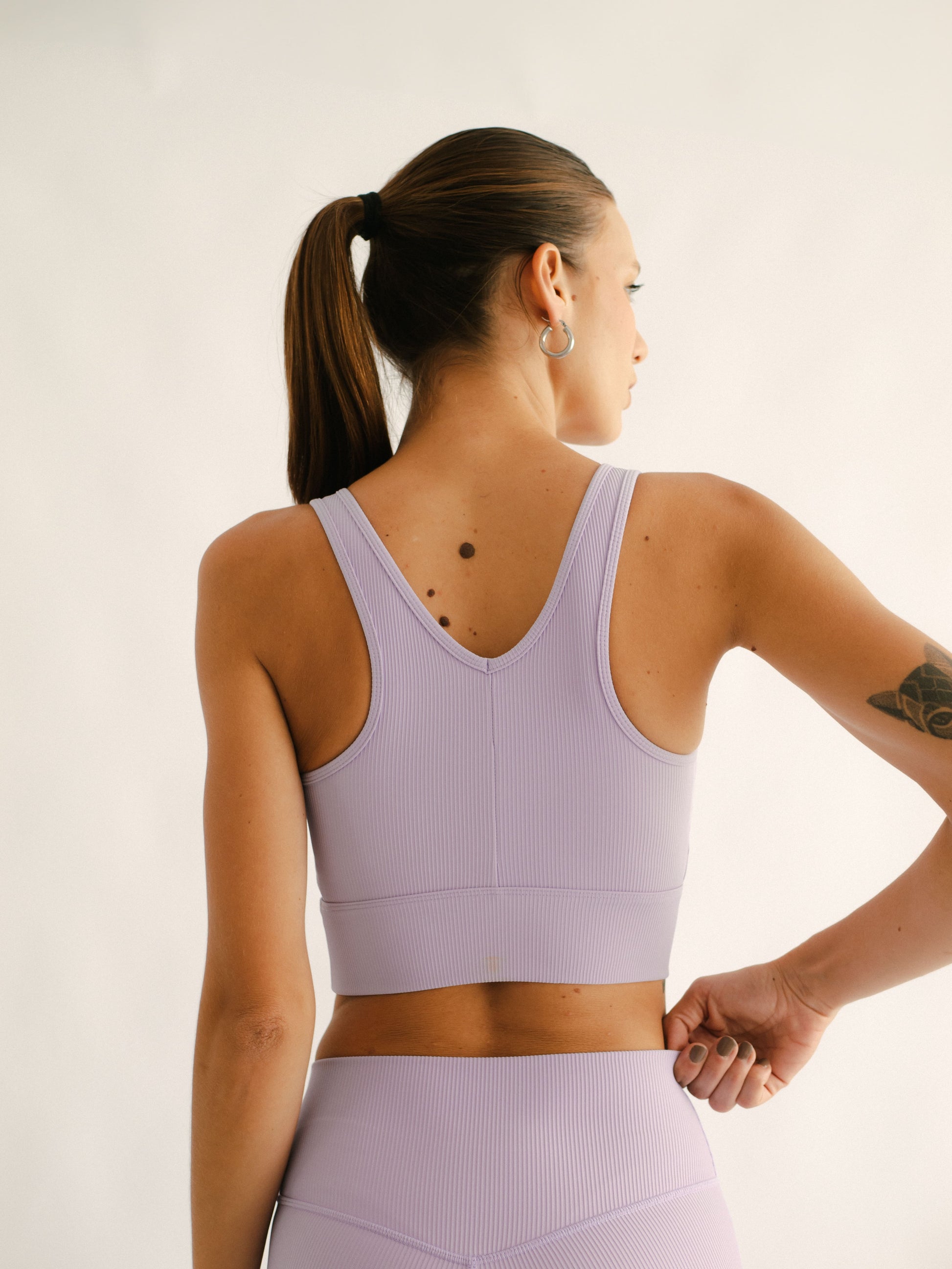 conjunto deportivo mujer lavanda top y biker